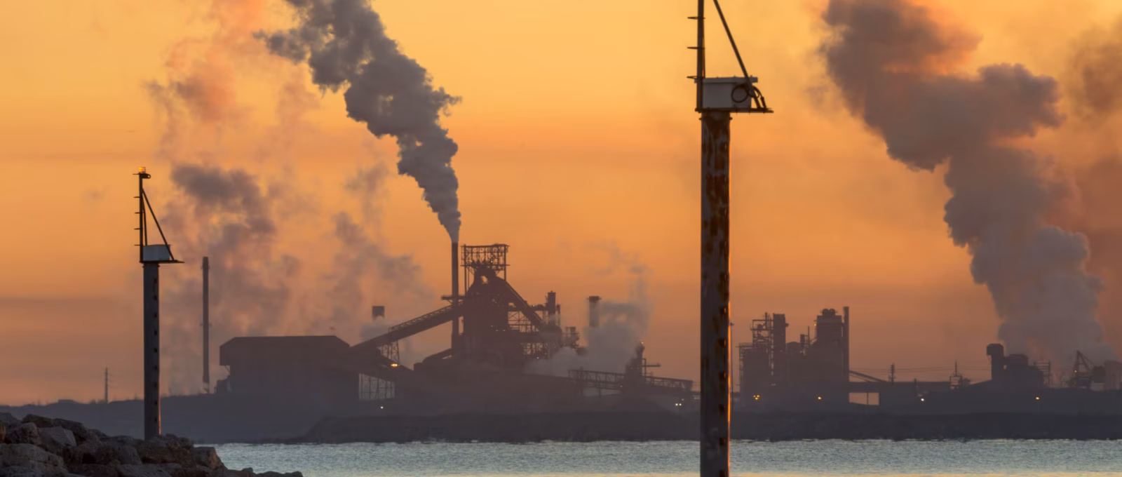 Steel mills in East Chicago, Indiana, on the shore of Lake Michigan. (Matthew Kaplan / Alamy Stock Photo)